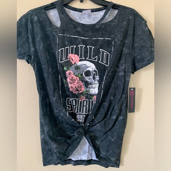 *NWT Women’s Graphic Cutout Tshirt SIZE M NWT* - Picture 9 of 10